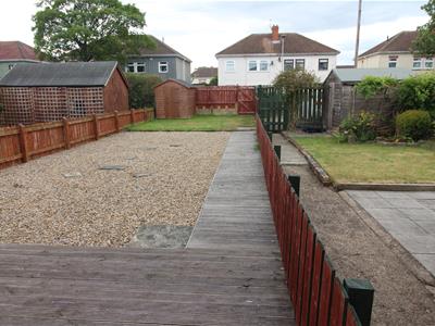 GOOD SIZED LAWNED GARDEN TO FRONT
